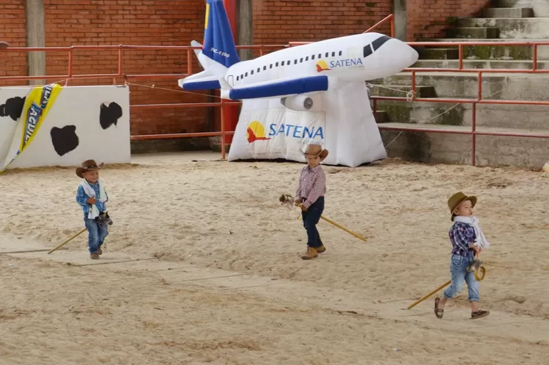 Los niños en sus caballitos de palo.